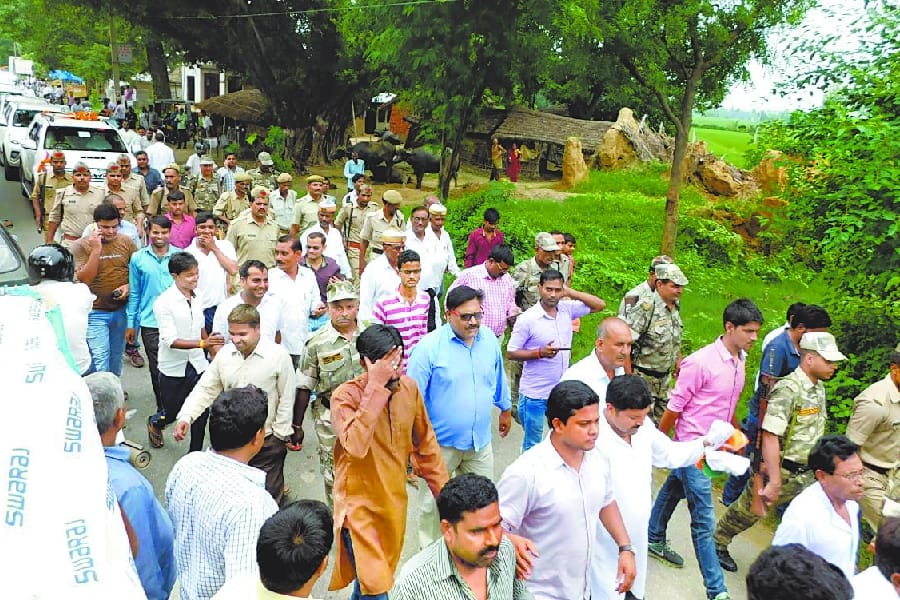 raj babbar stops the construction of national highway in ambedkarnagar.