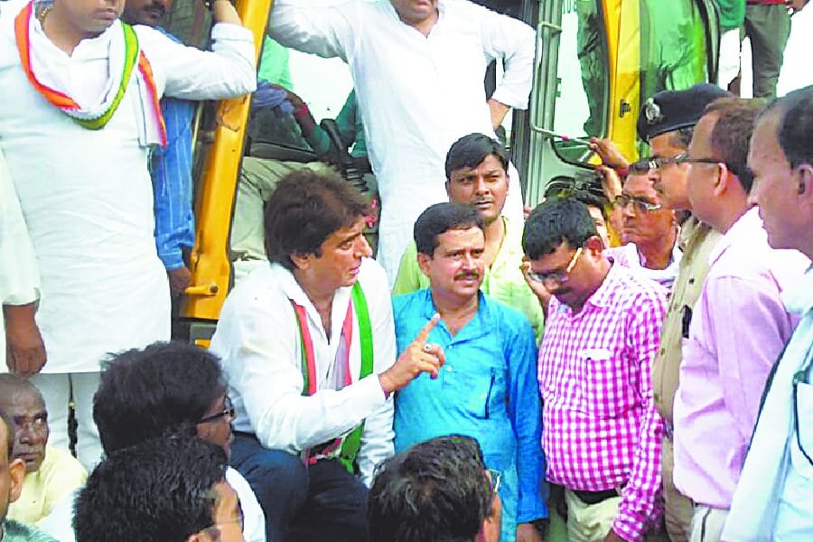 raj babbar stops the construction of national highway in ambedkarnagar.