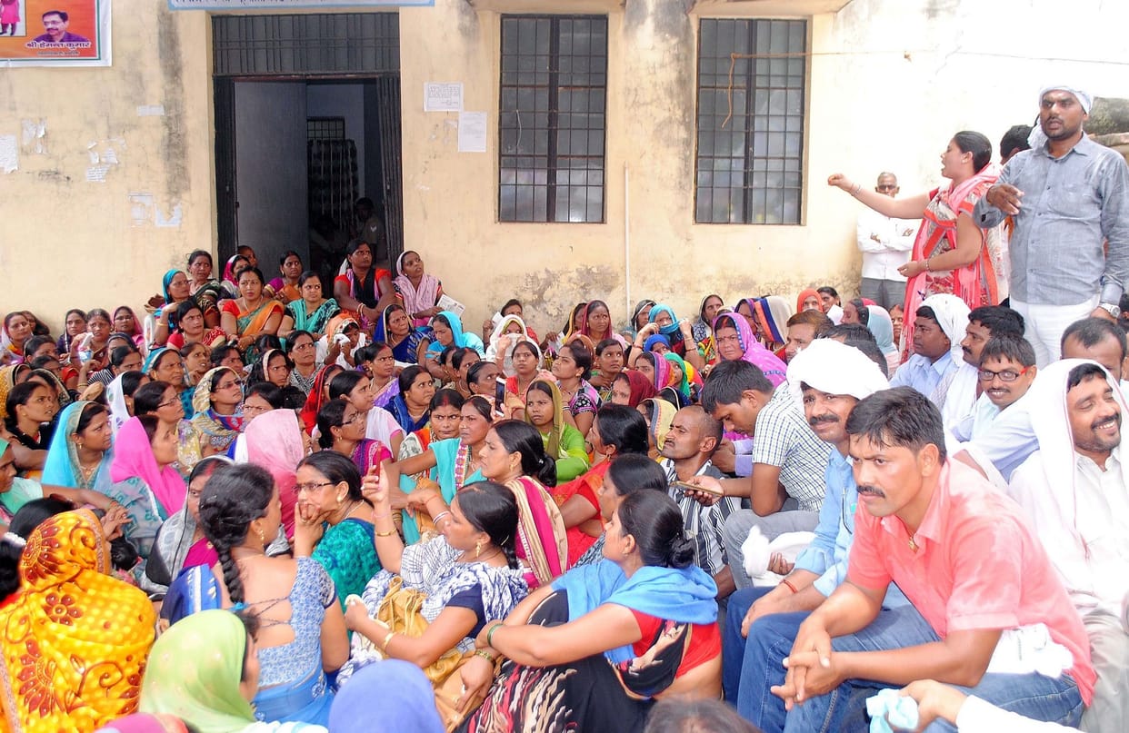 बेसिक कार्यालय पर उमड़ा शिक्षामित्रों का हुजूम