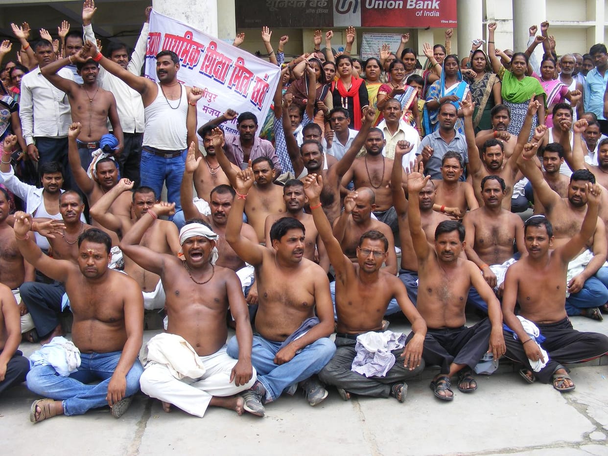 Shiksha Mitra protest against Anupriya, half naked demonstration in Ghazipur  