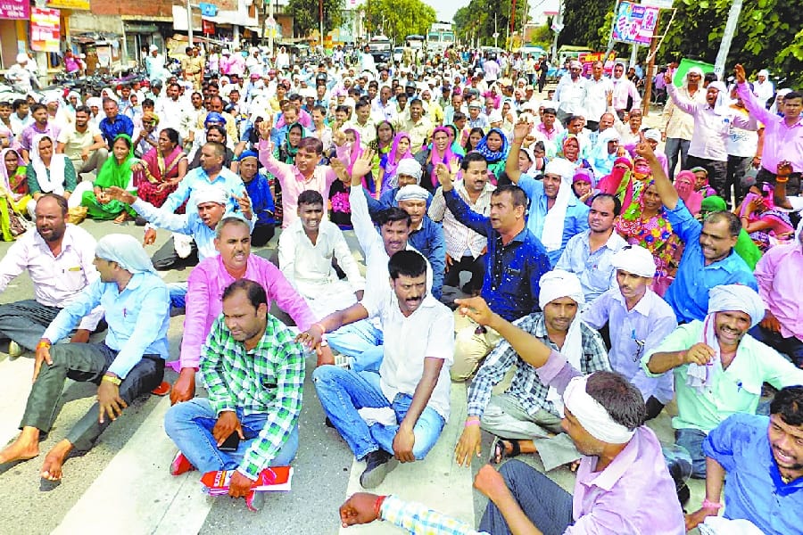 shikshamitr handed Memorandum to the legislators