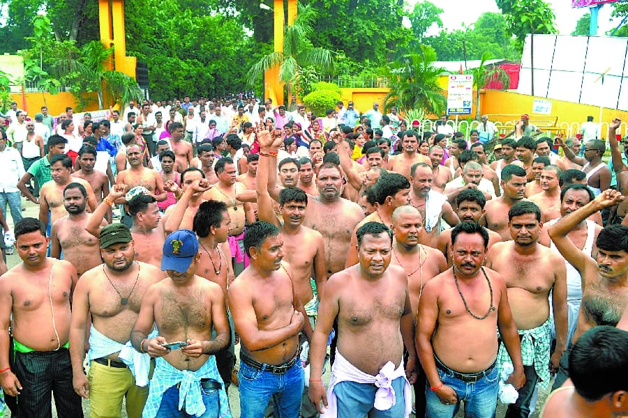 Shikshamitra protest continues in pilibhit