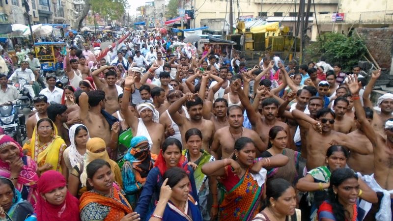 शिक्षामित्रों ने अर्धनग्न होकर किया प्रदर्शन