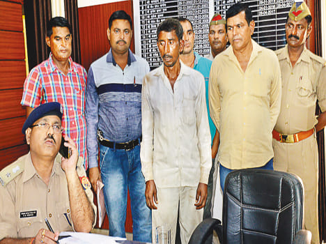 Arrested 5000 rupees prize racket