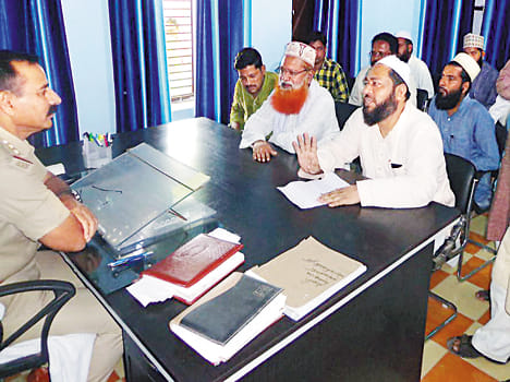 Throw acid bottle in madrasa, loot student