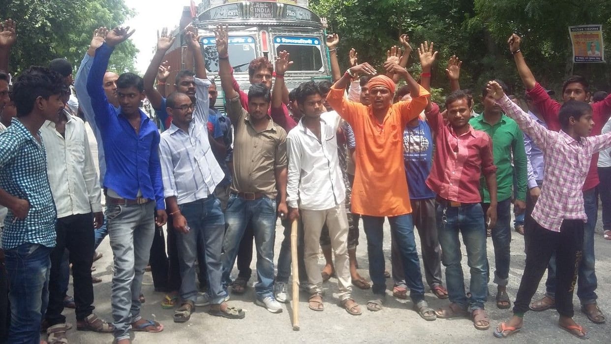बिजली न मिलने पर हिन्दू युवा वाहिनी ने लगाया जाम