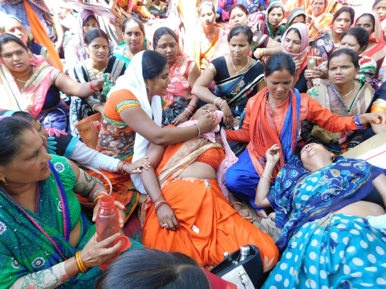 शिक्षामित्रों का आंदोलन जारी, दो शिक्षामित्र बेहोश