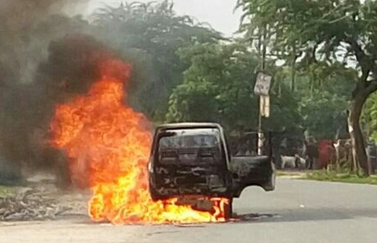 चलती वैन बनी आग का गोला