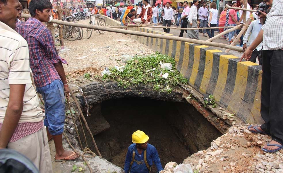 varanasi this road again deeped due to rain