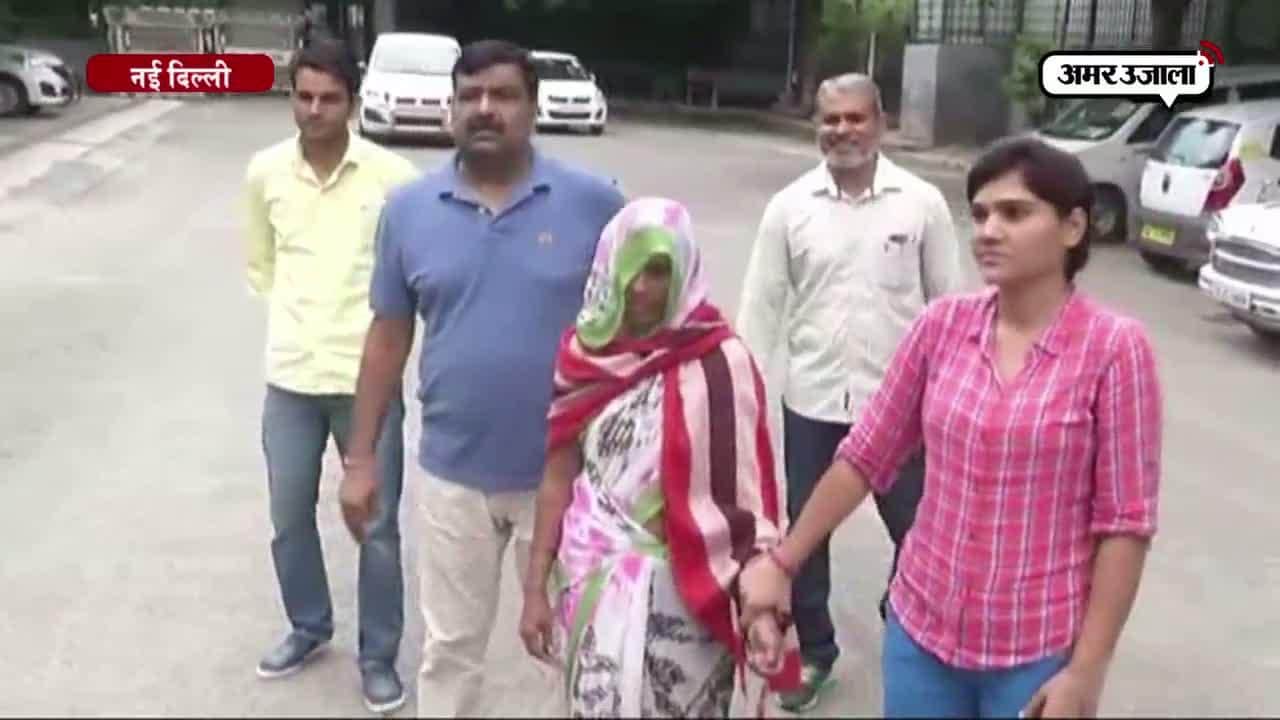 दिल्ली महिला तस्कर 