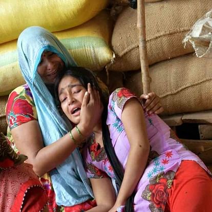 sister is crying after murder of brother in kasganj