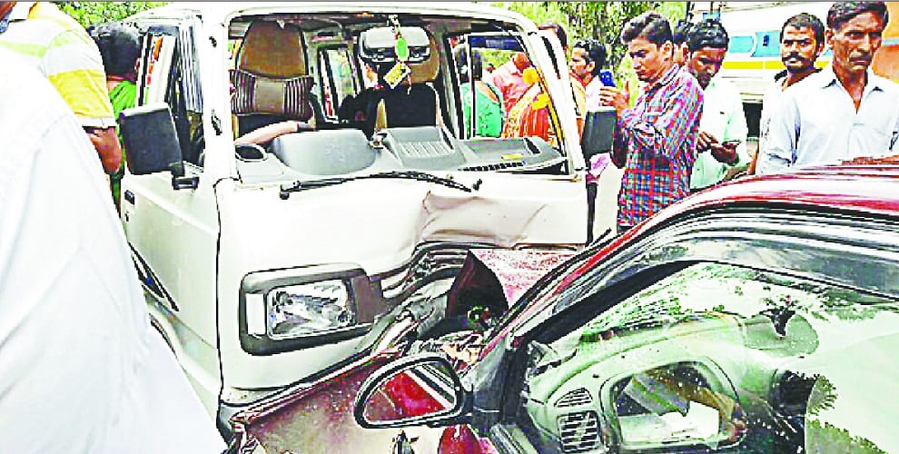 In the van returning from the camp, the car entered, eight injured in accident
