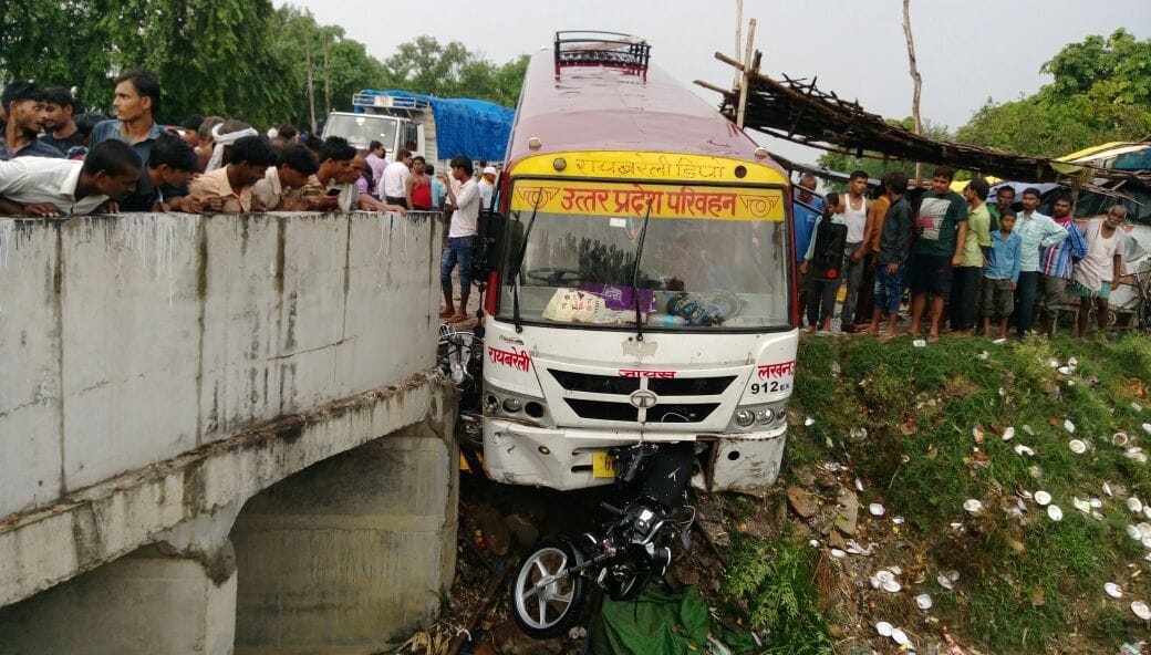 Bus accident in nigohan in Lucknow.