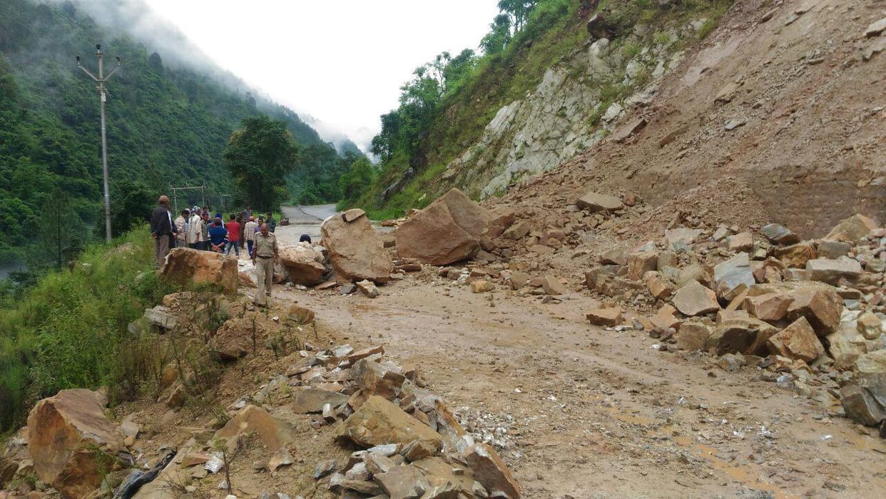  200 pilgrims stuck in badrinath due to landslide in lambadgad