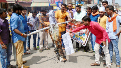 बड़ा चौराहा पर जम्मू कश्मीर की मुख्यमंत्री का पुतला जलाते हिंदू जागरण मंच के कार्यकर्ता।