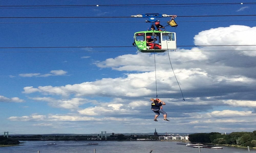 cable car gondola crashes in Cologne and Passengers rescued