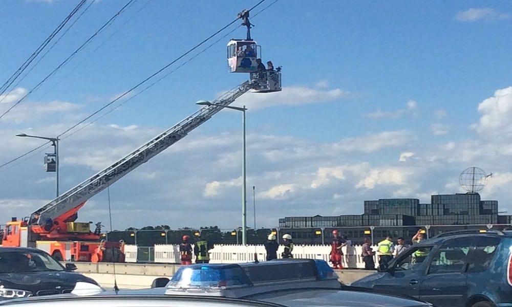 cable car gondola crashes in Cologne and Passengers rescued