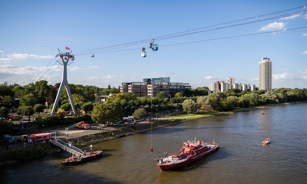 cable car gondola crashes in Cologne and Passengers rescued