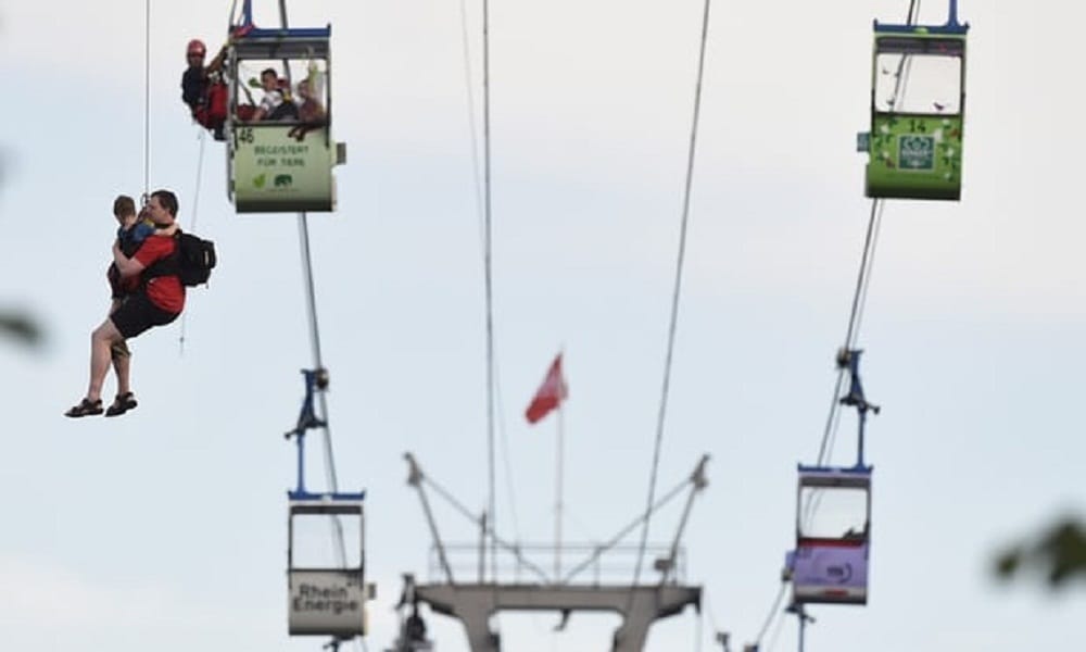 cable car gondola crashes in Cologne and Passengers rescued
