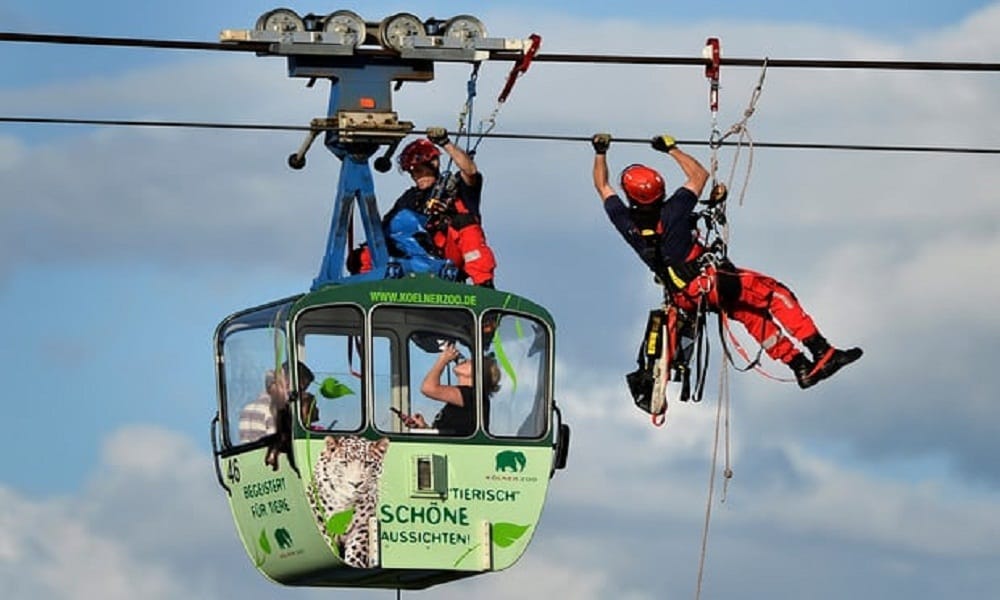 cable car gondola crashes in Cologne and Passengers rescued