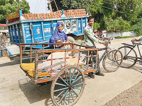 Rickshaw pulling one and a half km by bringing delivery wife
