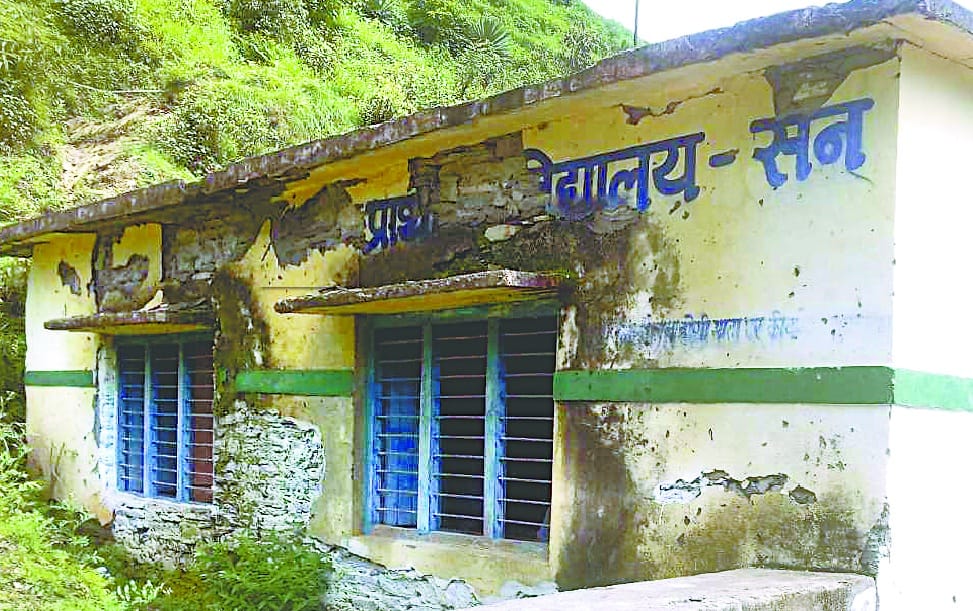 जिले के जर्जर स्कूलों के भवन होंगे ध्वस्त: डीएम