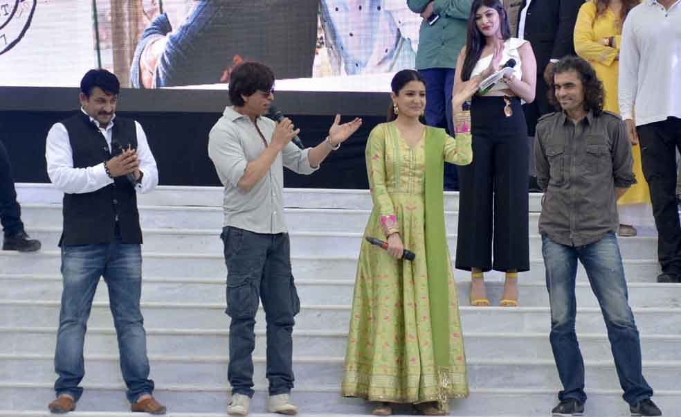 sharukh khan and anushka sharma in varanasi for jab harry met sejal promotion