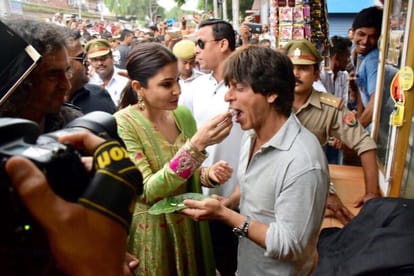 sharukh khan and anushka sharma in varanasi for jab harry met sejal promotion