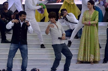 sharukh khan and anushka sharma in varanasi for jab harry met sejal promotion