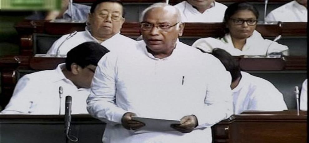 Ruckus in loksabha On the issue of gauraksha, Kharge said,BJP is supporting the matter 