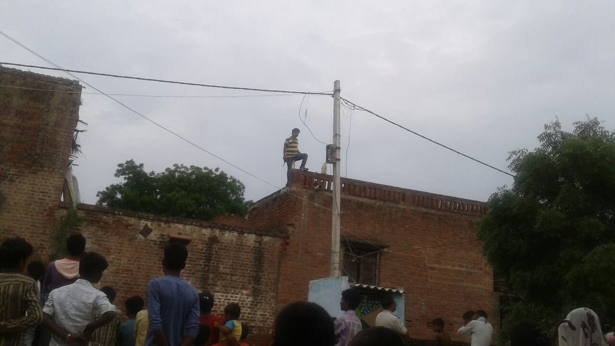 man climb on roof for suicide in firozabad after second marriage of wife