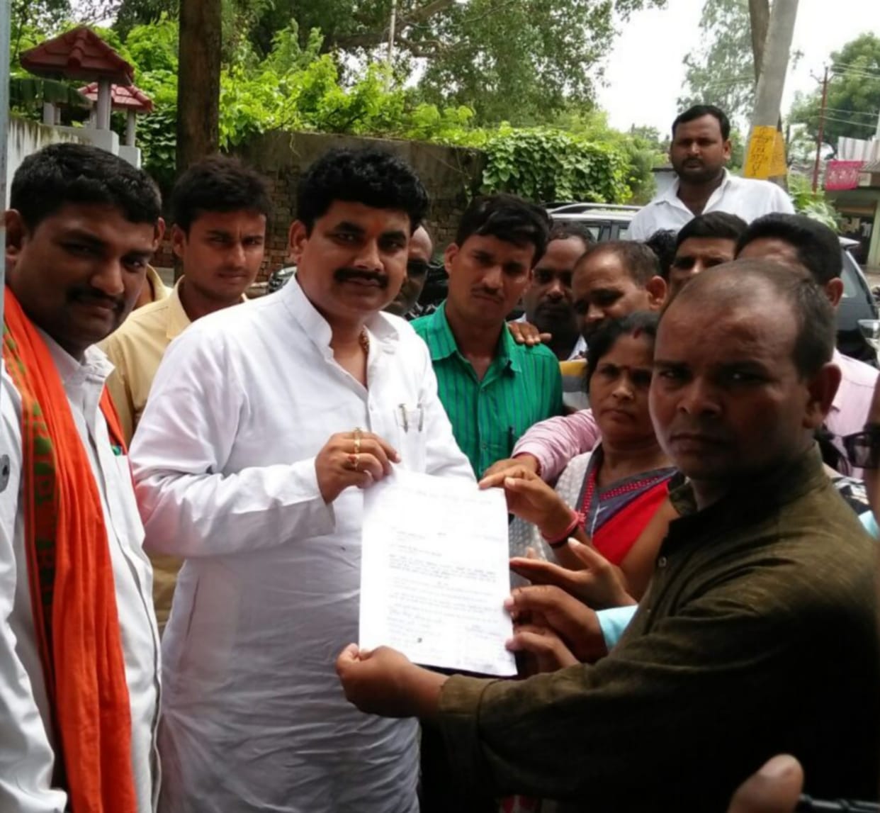 शिक्षामित्रों ने विधायक क़े आवास पर किया घेराव