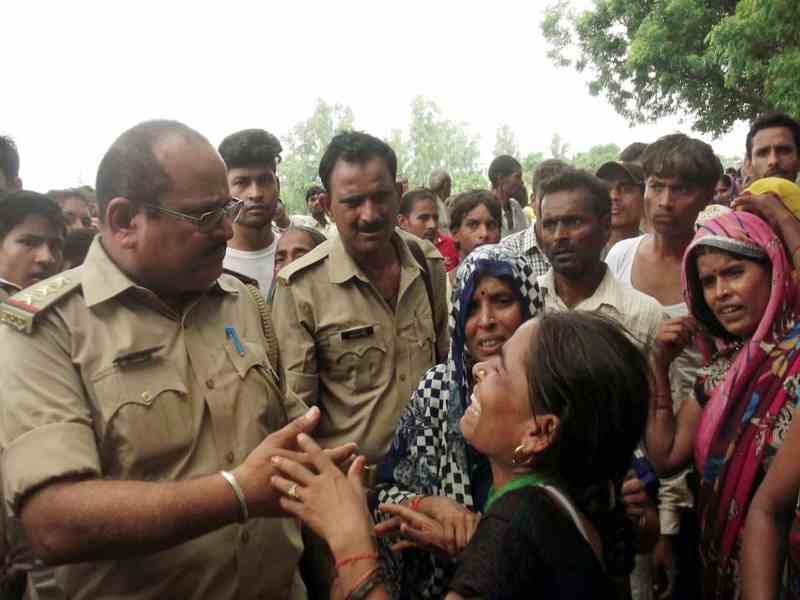 sister is crying after murder of brother in kasganj