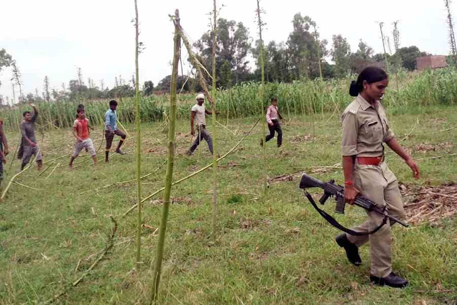 sister is crying after murder of brother in kasganj