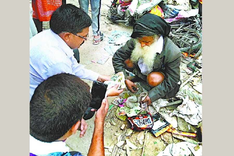 municipal corporation team got forty thousand rupees from a beggar