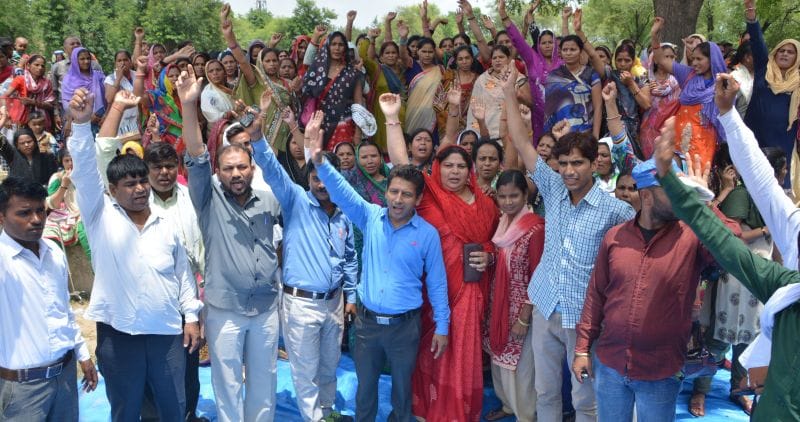 समायोजित शिक्षक ने नगर विधायक का आवास घेरा