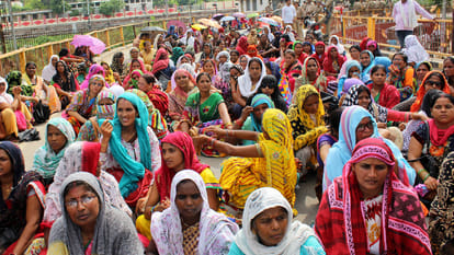 teachers protest against bjp government