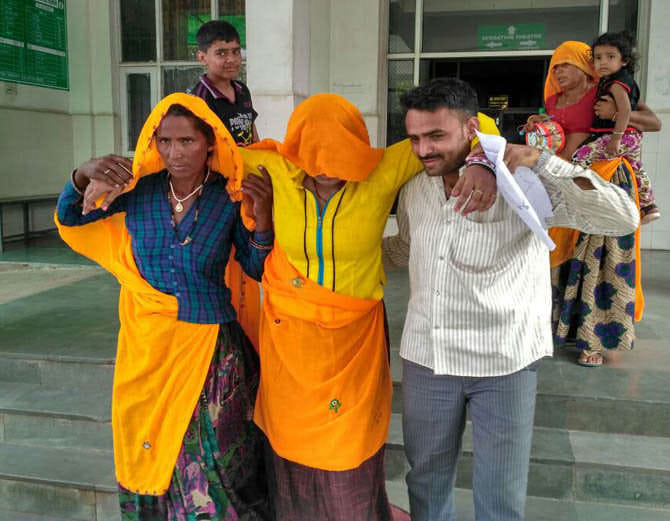 train tte misbehave with lady at rewari railway station