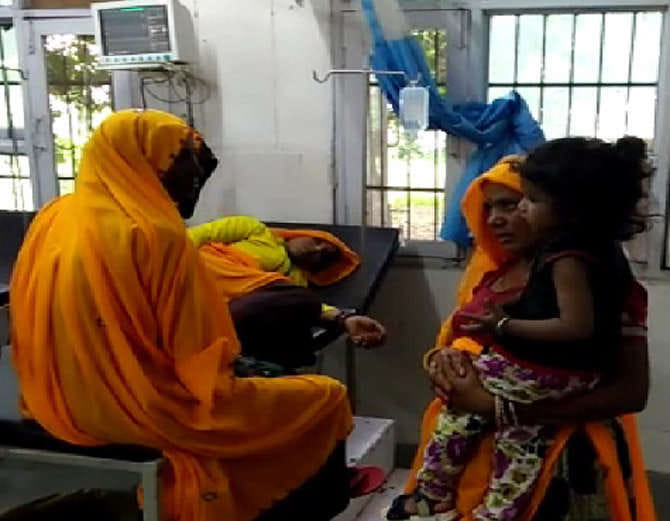 train tte misbehave with lady at rewari railway station