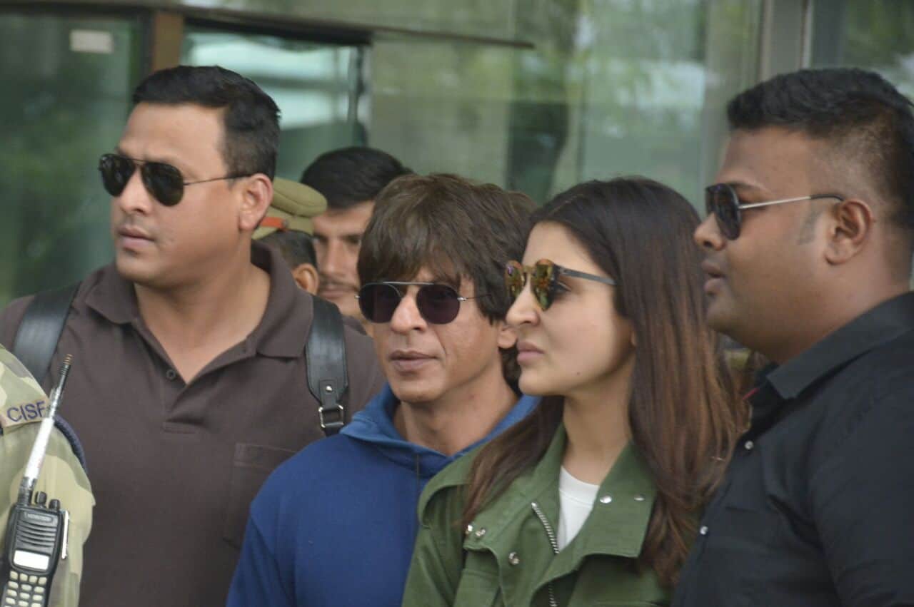 Shahrukh Khan in Varanasi, teast Banarasi Pan, say Har Har Mahadev