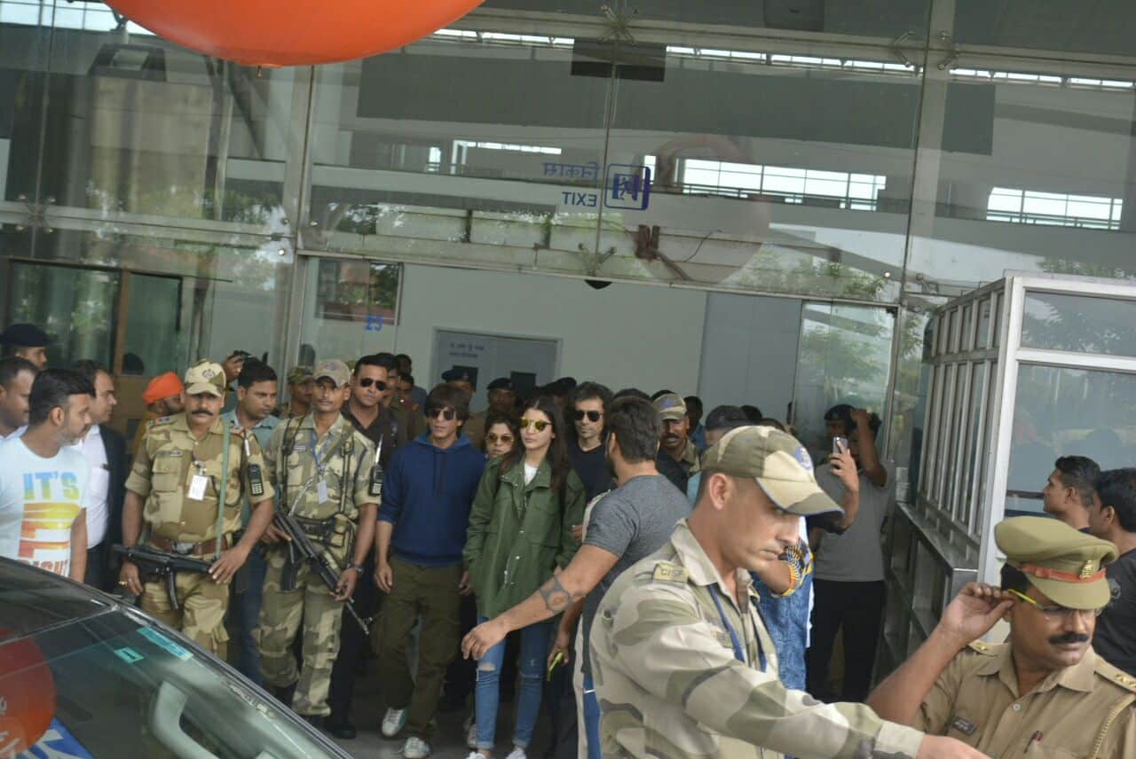 Shahrukh Khan in Varanasi, teast Banarasi Pan, say Har Har Mahadev