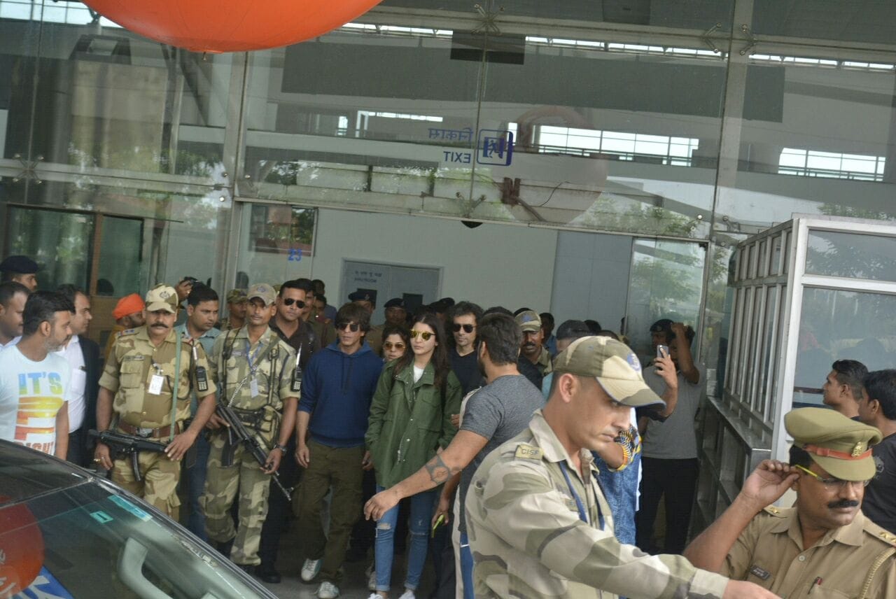 Shahrukh Khan in Varanasi, teast Banarasi Pan, say Har Har Mahadev