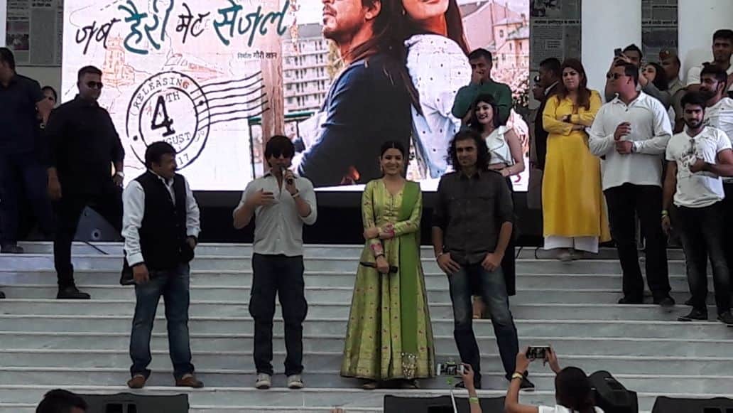 Shahrukh Khan in Varanasi, teast Banarasi Pan, say Har Har Mahadev