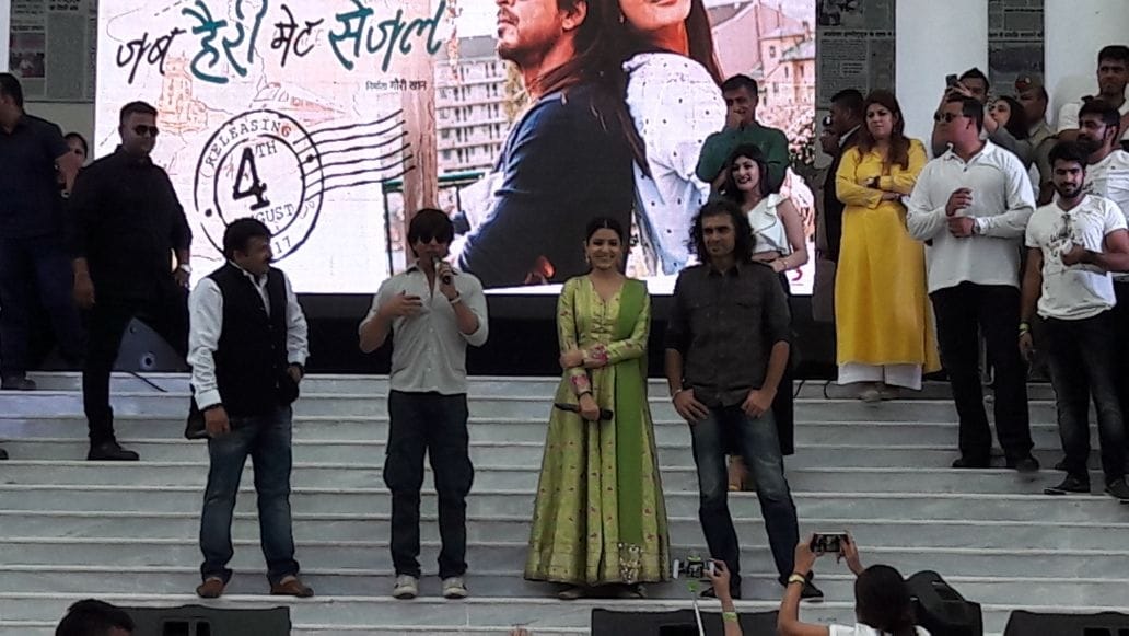 Shahrukh Khan in Varanasi, teast Banarasi Pan, say Har Har Mahadev