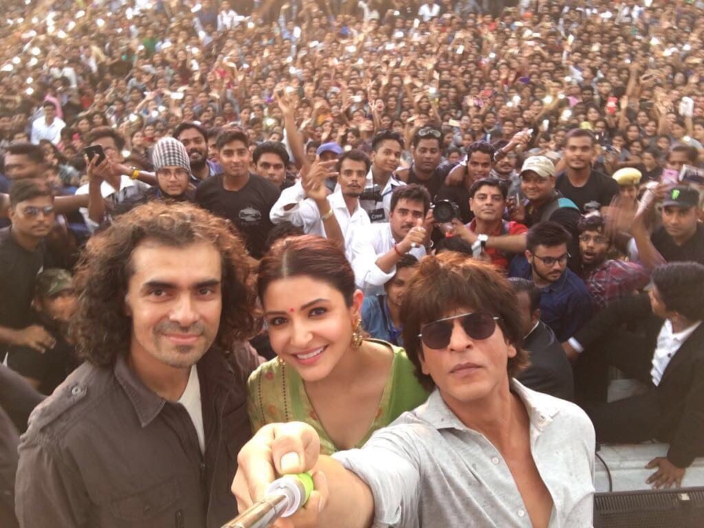 Shah Rukh Khan shared his broad face Selfie on twitter