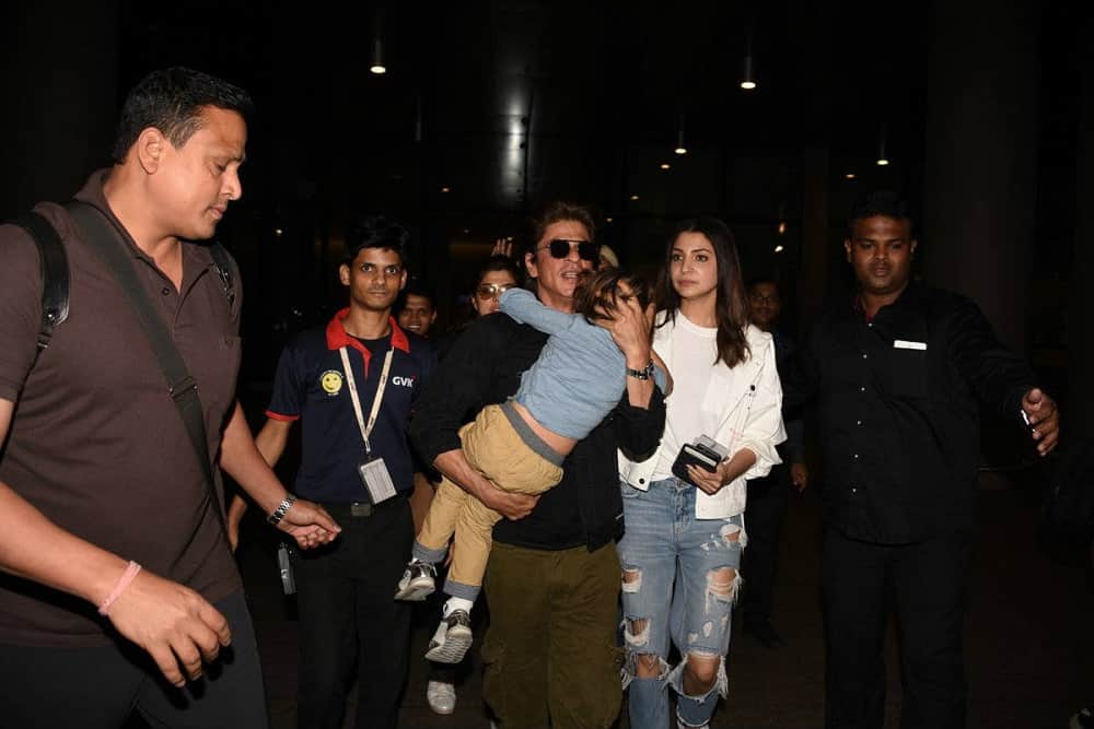 jab harry met sejal Shah Rukh Khan carries AbRam when return from Dubai with Anushka Sharma