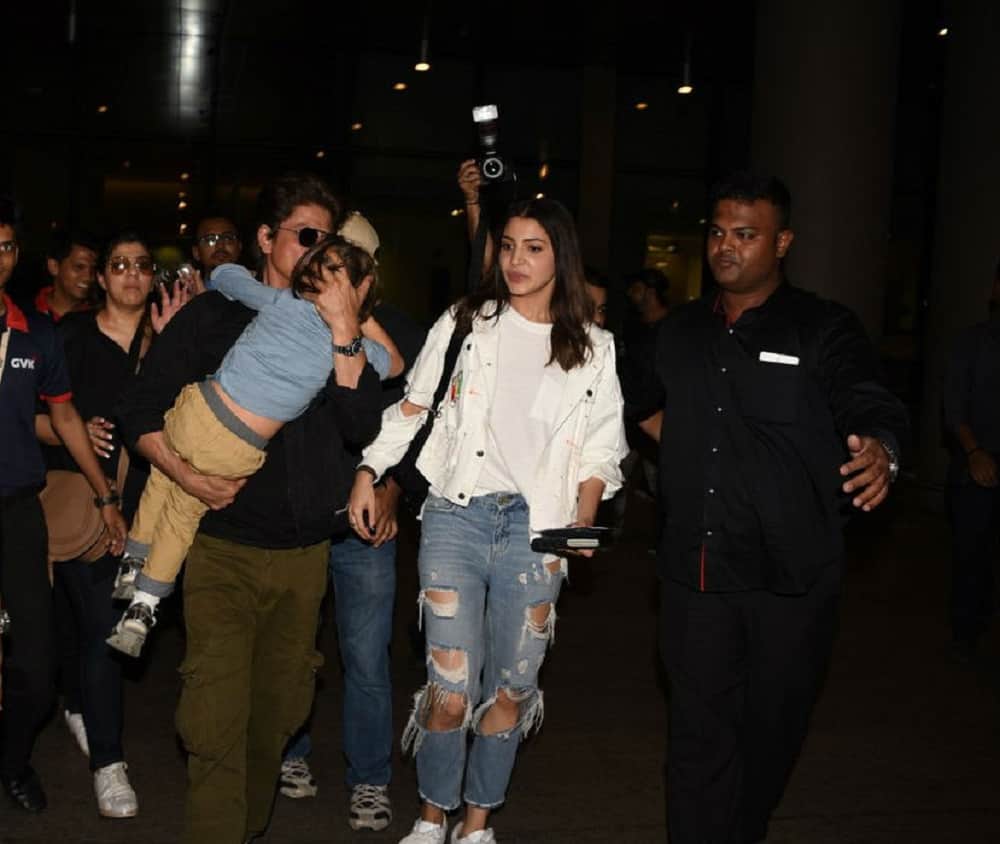 jab harry met sejal Shah Rukh Khan carries AbRam when return from Dubai with Anushka Sharma