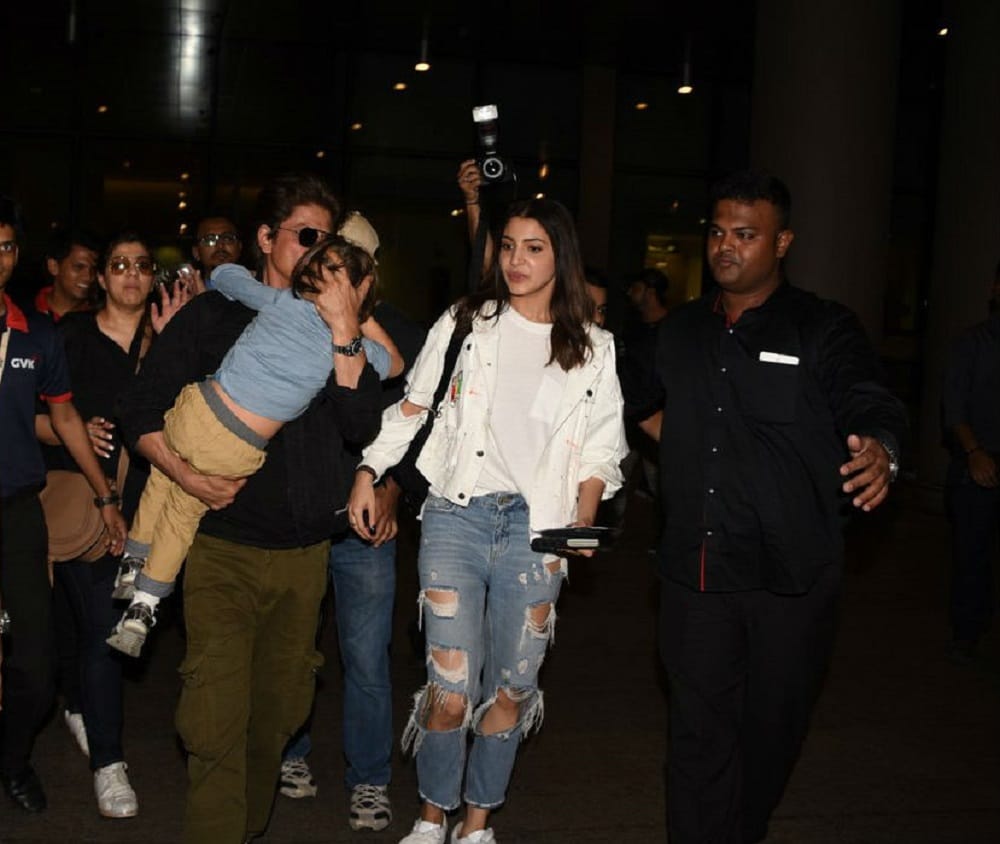 jab harry met sejal Shah Rukh Khan carries AbRam when return from Dubai with Anushka Sharma