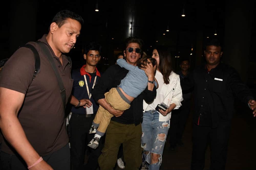jab harry met sejal Shah Rukh Khan carries AbRam when return from Dubai with Anushka Sharma