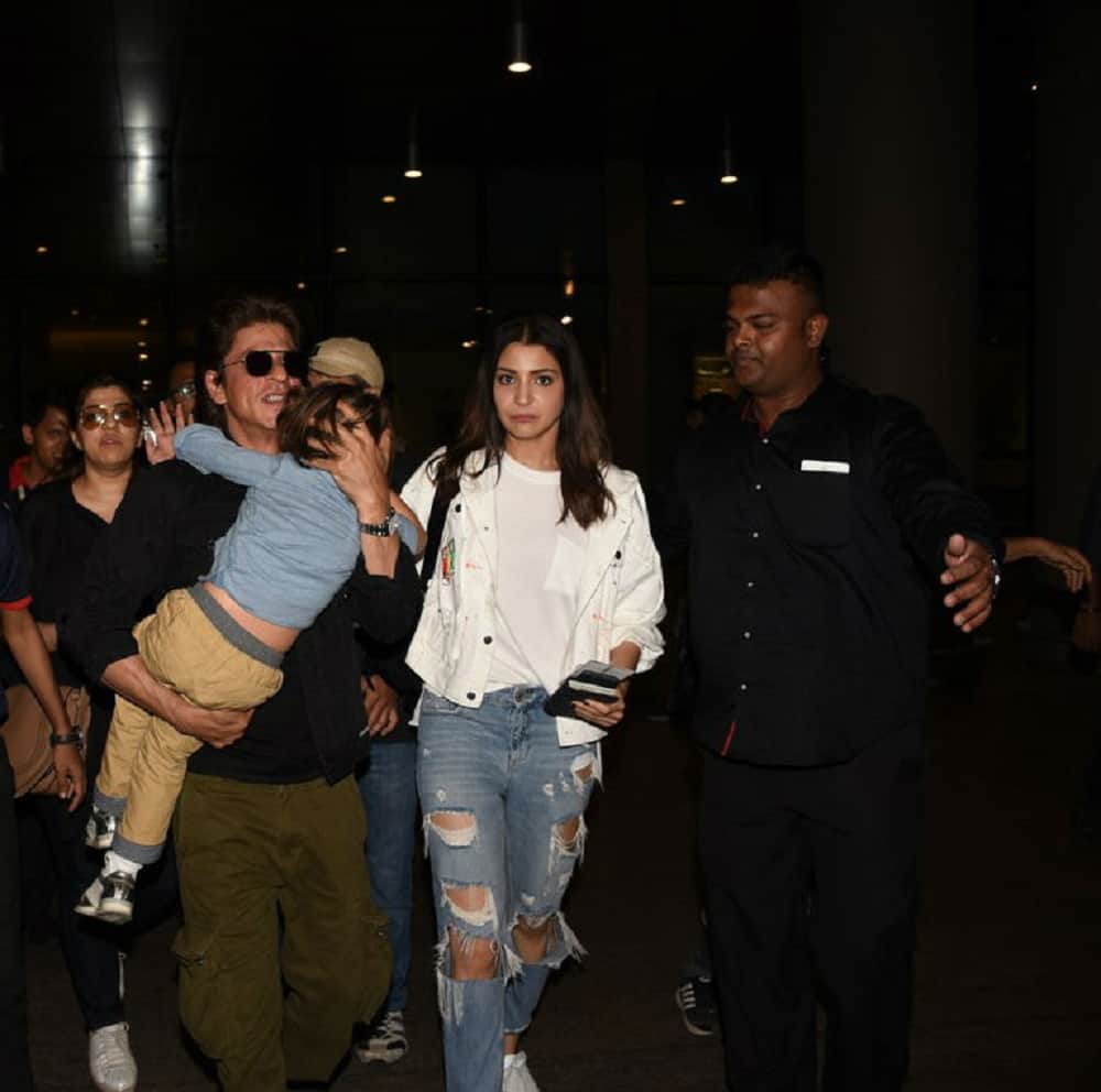 jab harry met sejal Shah Rukh Khan carries AbRam when return from Dubai with Anushka Sharma